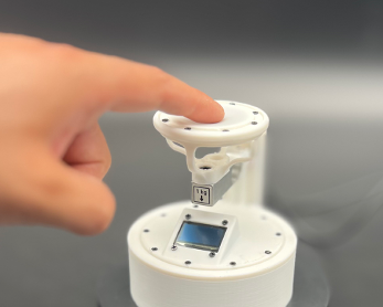 Desktop clinical vibrotactile assessment device